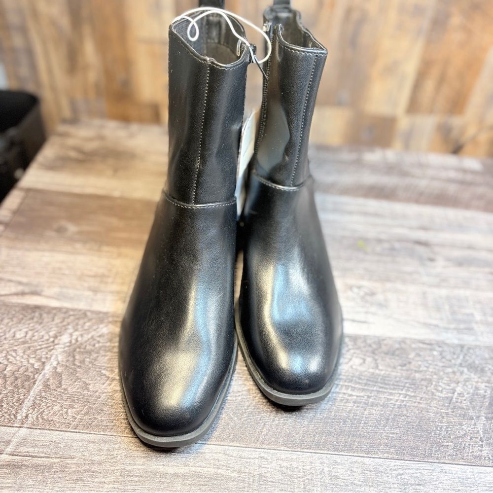 Size 8 black ankle zip up boots, nwt